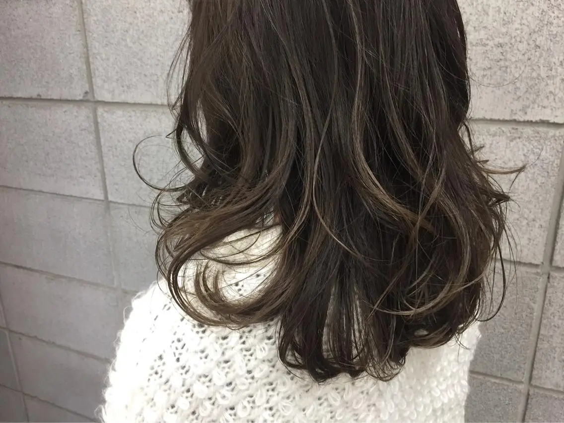 ミディアム カラー グレージュ ハイライトカラー ハイライト カット ヘアカラー トリートメント ITO YUKIのヘアスタイル