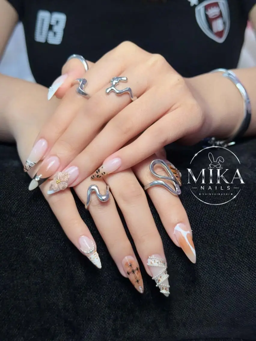ネイル ガーリー キラキラネイル 韓国ネイル ロングネイル シンプルネイル ハンドネイル Genie Mika Nailsのネイルデザイン