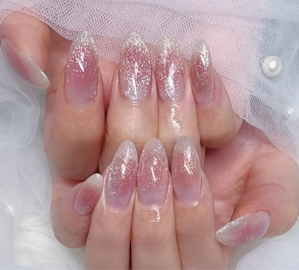 【大人可愛い】うる艶ピンクグラデーション💅上品ラメで好印象ネイルの写真