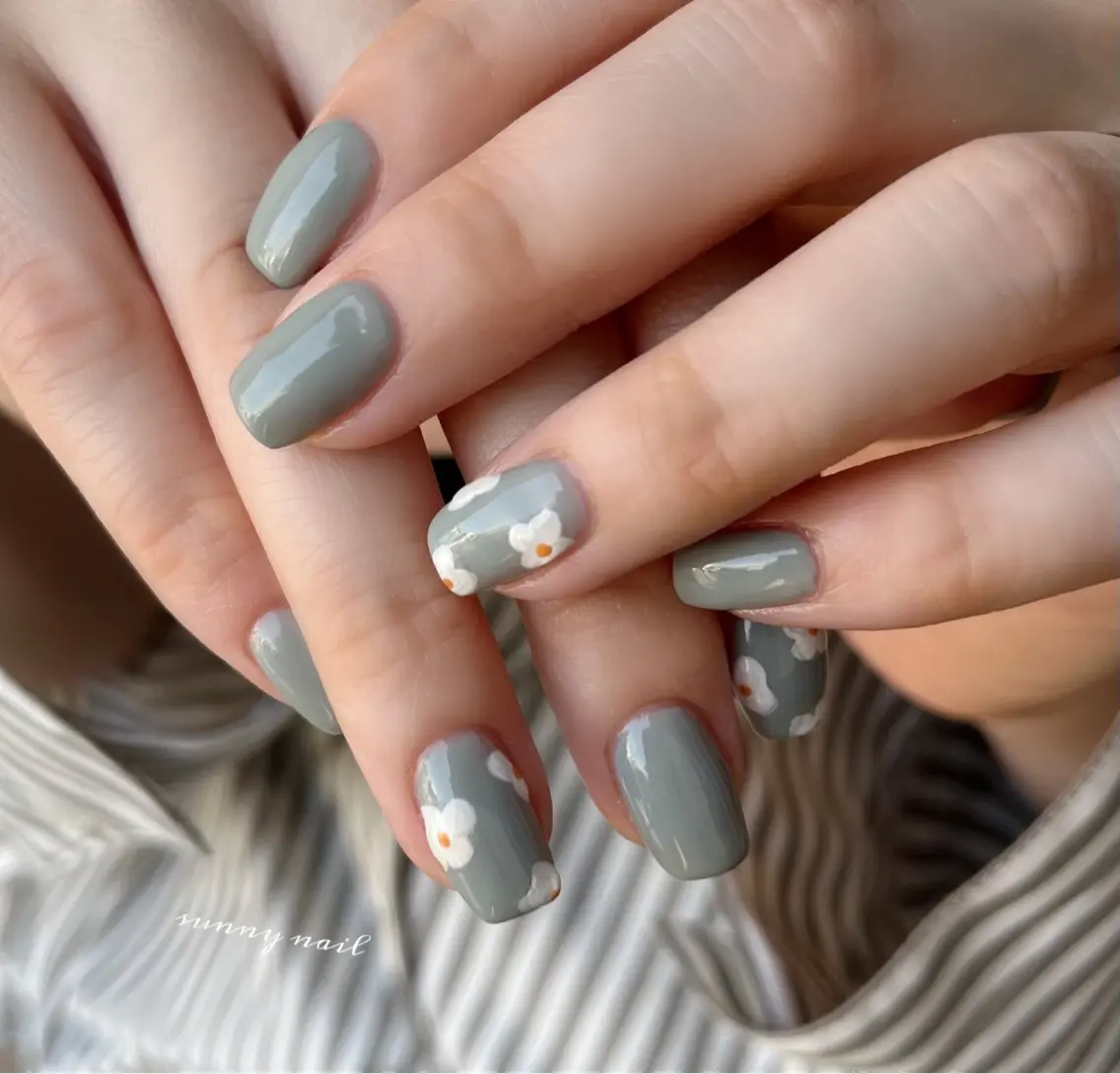 ネイル カジュアル フラワーネイル ジェルネイル グリーン パラジェル sunny nailのネイルデザイン