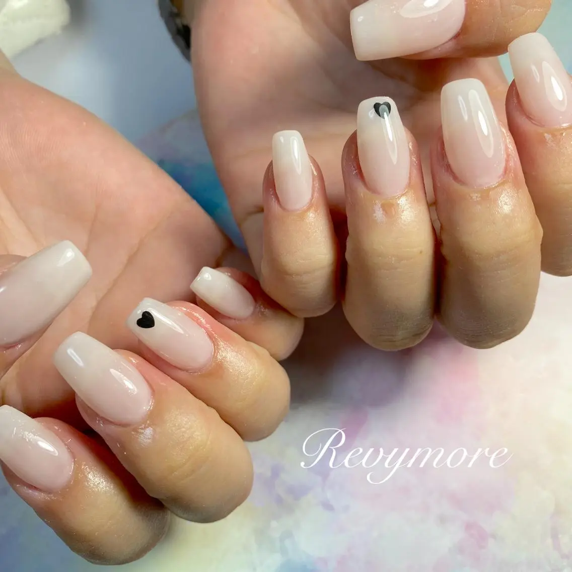 ショート ネイル 韓国風ヘア ジェルネイル キラキラネイル 韓国ネイル ニュアンスネイル nail salon Revymoreのネイルデザイン