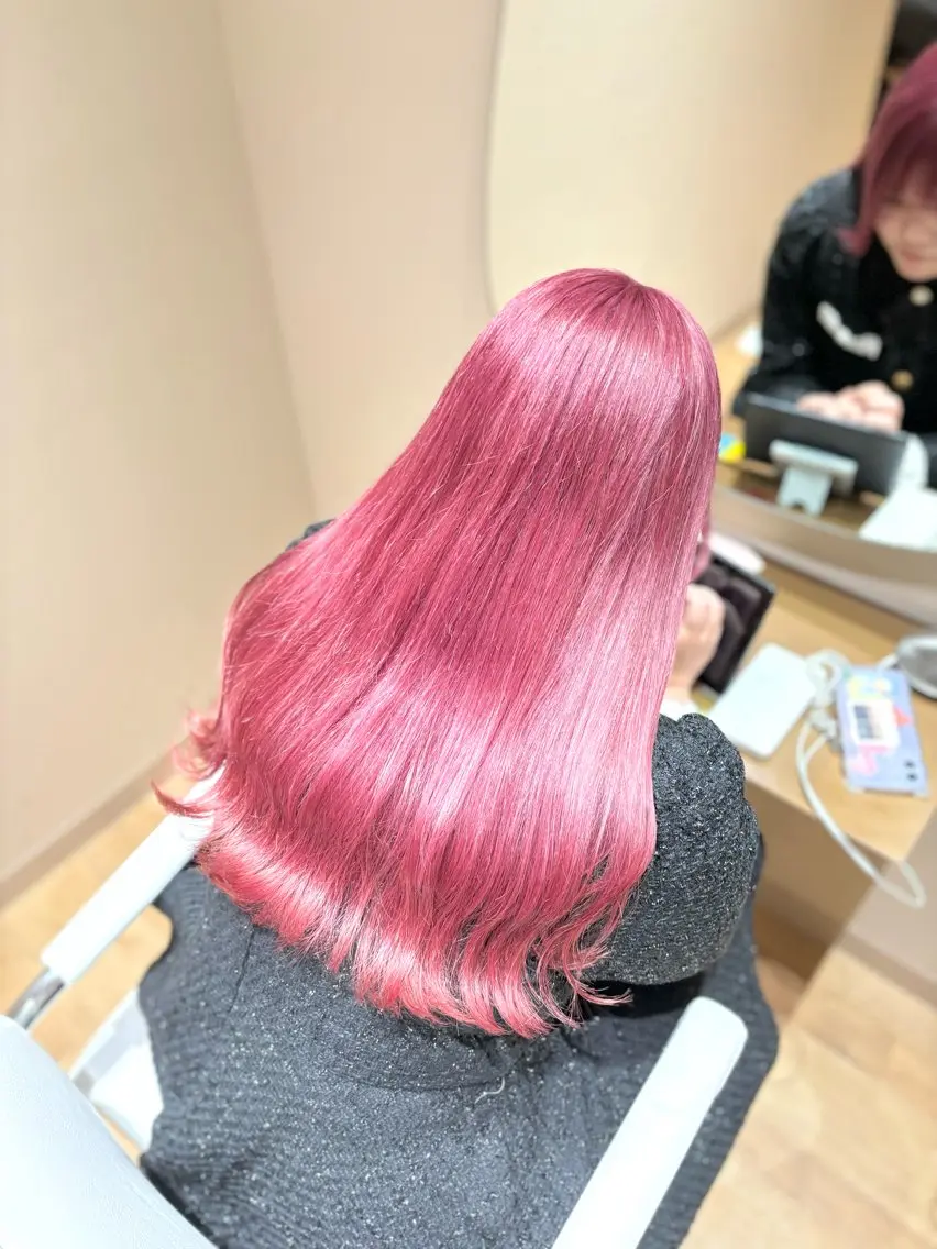 ロング カラー ヘアアレンジ ブリーチ ピンクカラー カット ヘアカラー トリートメント miwa♡暖色カラー 盛れる顔周り.ヘアメのヘアスタイル