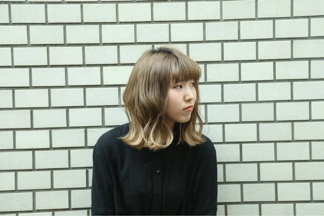 セミロング カラー ハイトーンカラー TAI透明カラー 柔らかい縮毛矯正のヘアスタイル
