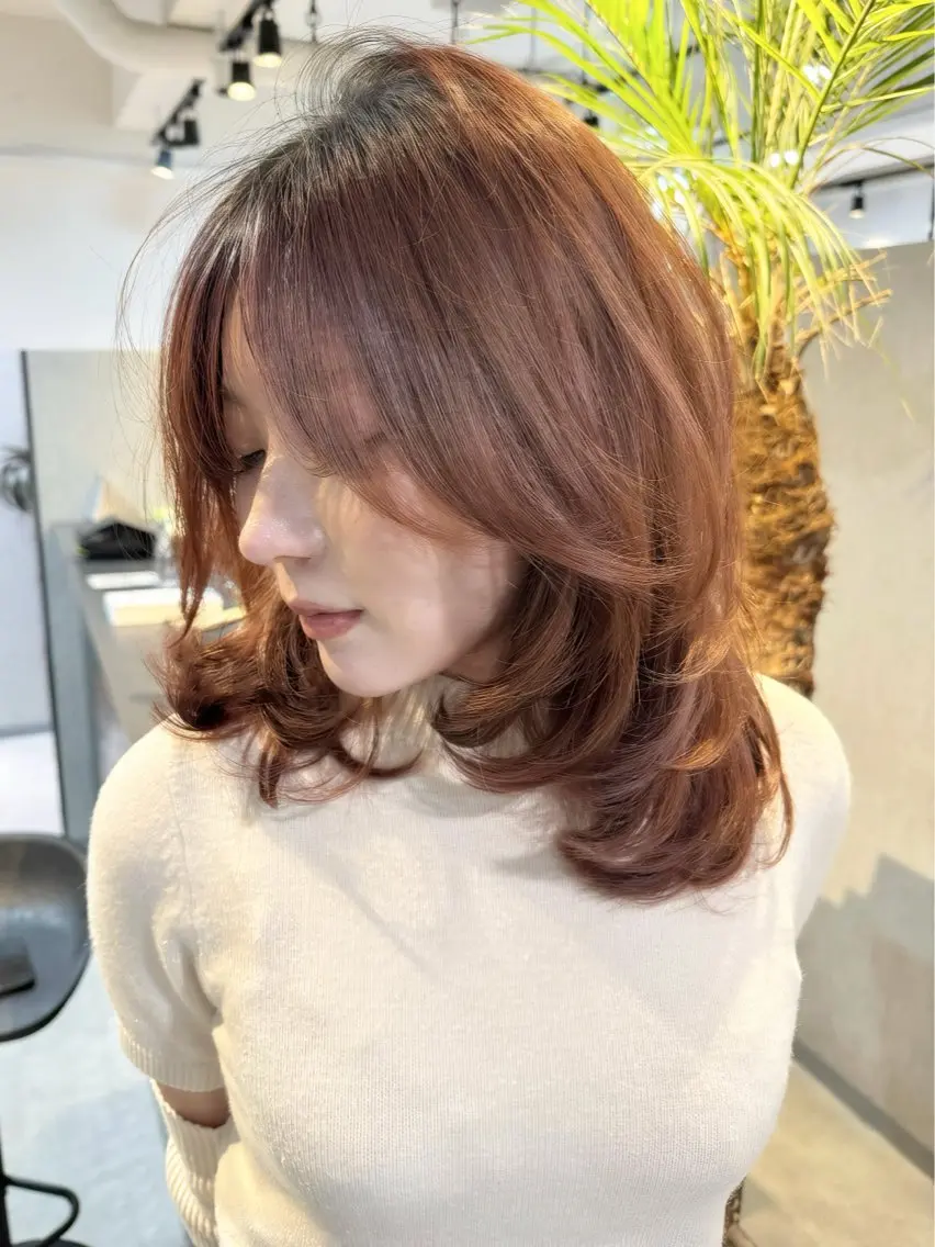 ミディアム 顔まわりレイヤー レイヤーカット 岩原 基典のヘアスタイル
