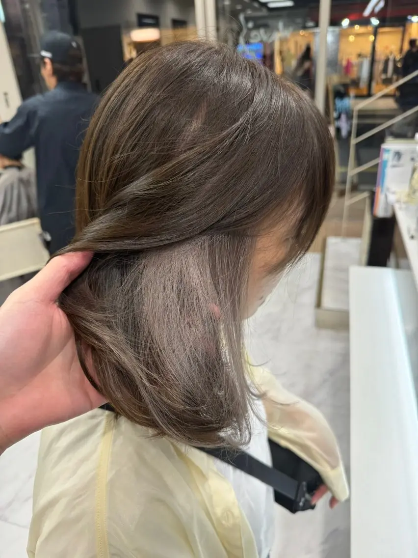 ミディアム カラー ヘアアレンジ 切りっぱなしボブ アッシュ アッシュブラウン ミストバング ブリーチ カット ヘアカラー トリートメント 目黒 碧人のヘアスタイル
