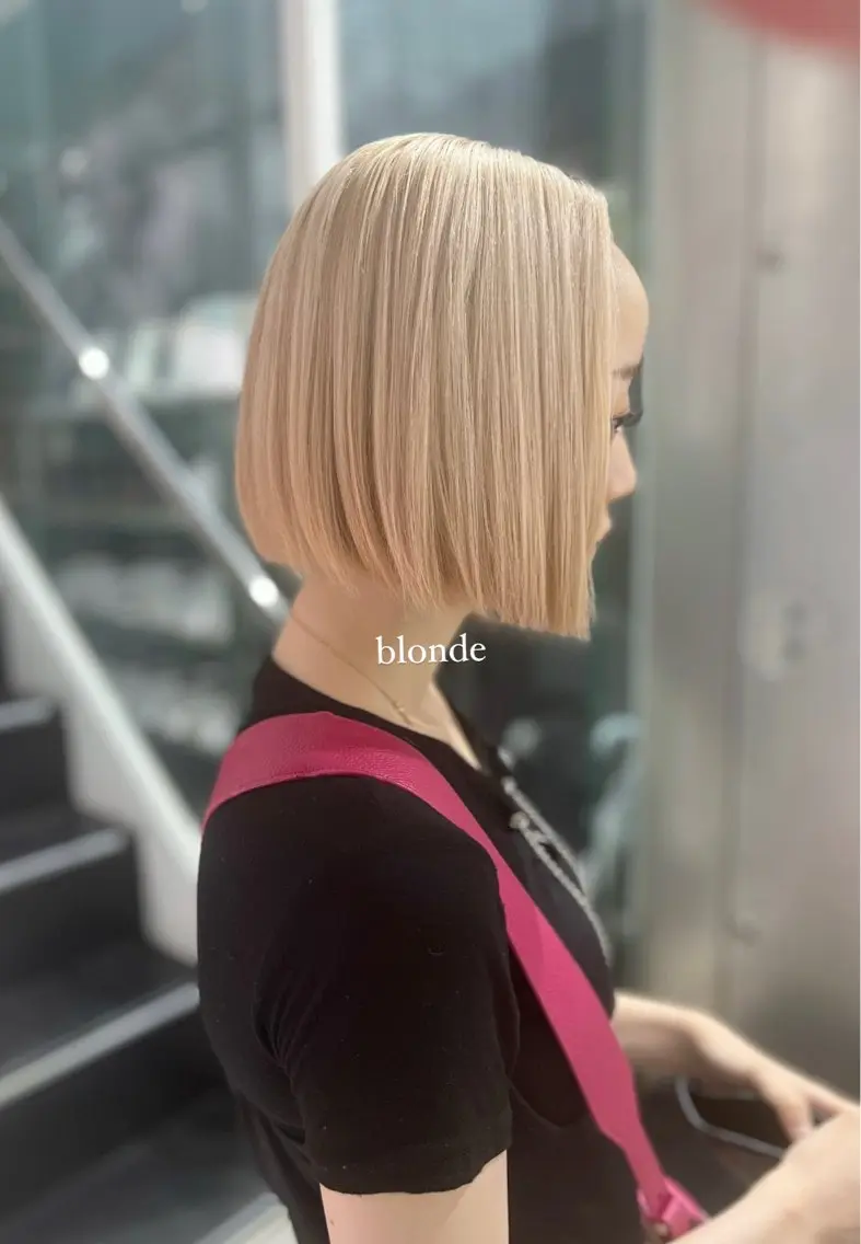 ショート カラー ブリーチ ブロンド ホワイトブロンド ヘアカラー トリートメント CHERIEブリーチ ダブルカラー 天神のヘアスタイル