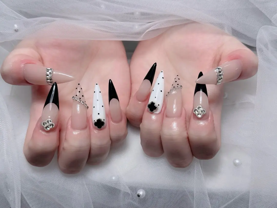 ネイル フレンチネイル ジェルネイル ガラスフレンチ ハロウィン ハート ハンドネイル H.baby Nail Salonのネイルデザイン