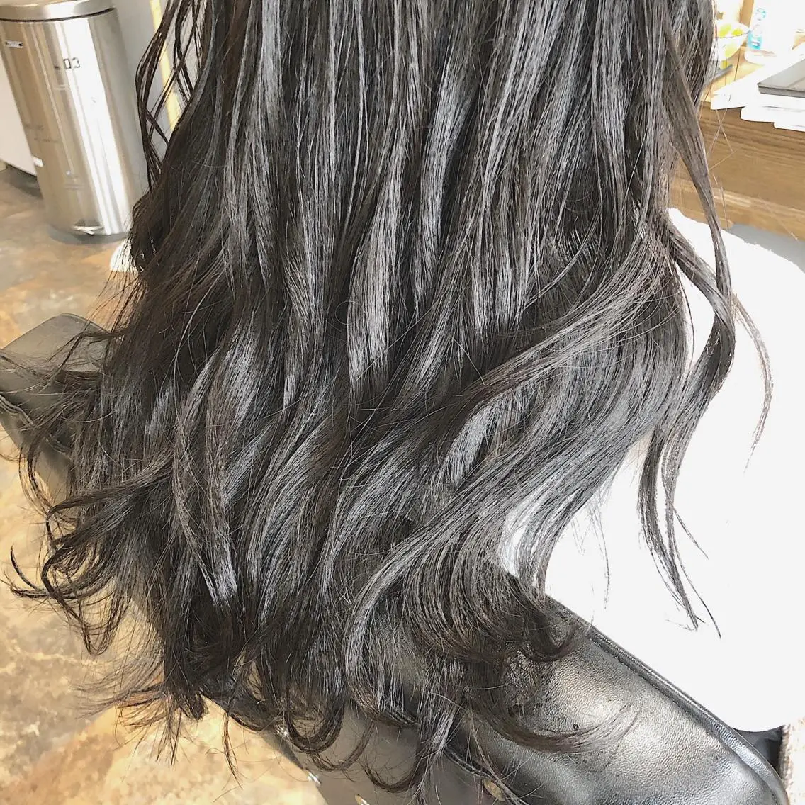 ロング カラー ブリーチ 透明感カラー ダークグレー ブリーチなしカラー 山口 浩之のヘアスタイル