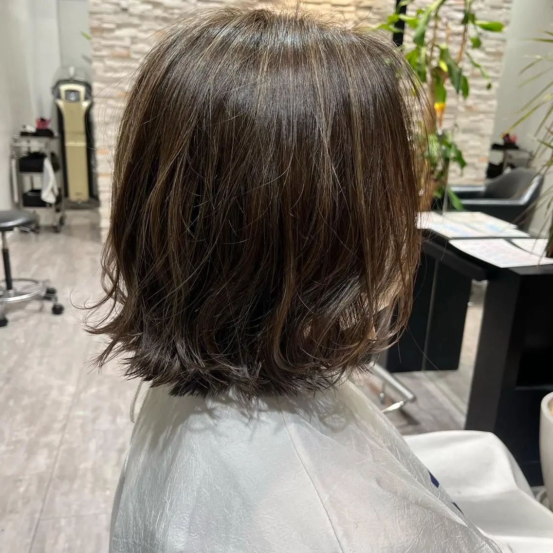 ショート カラー 切りっぱなしボブ ハイライトカラー ボブ ハイライト カンダ ケイタのヘアスタイル