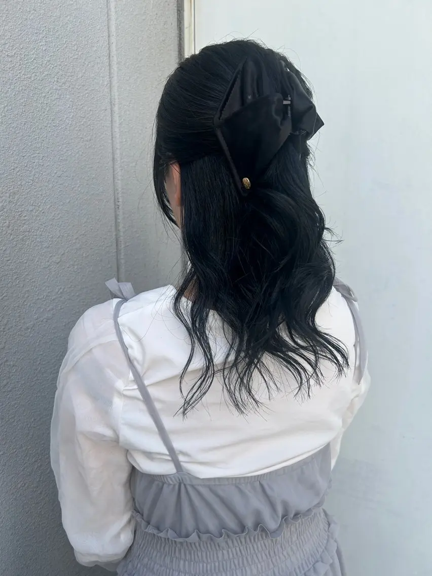 セミロング カラー 黒髪 ブルーカラー ブルーブラック カット ヘアカラー CLEO hair / shionのヘアスタイル