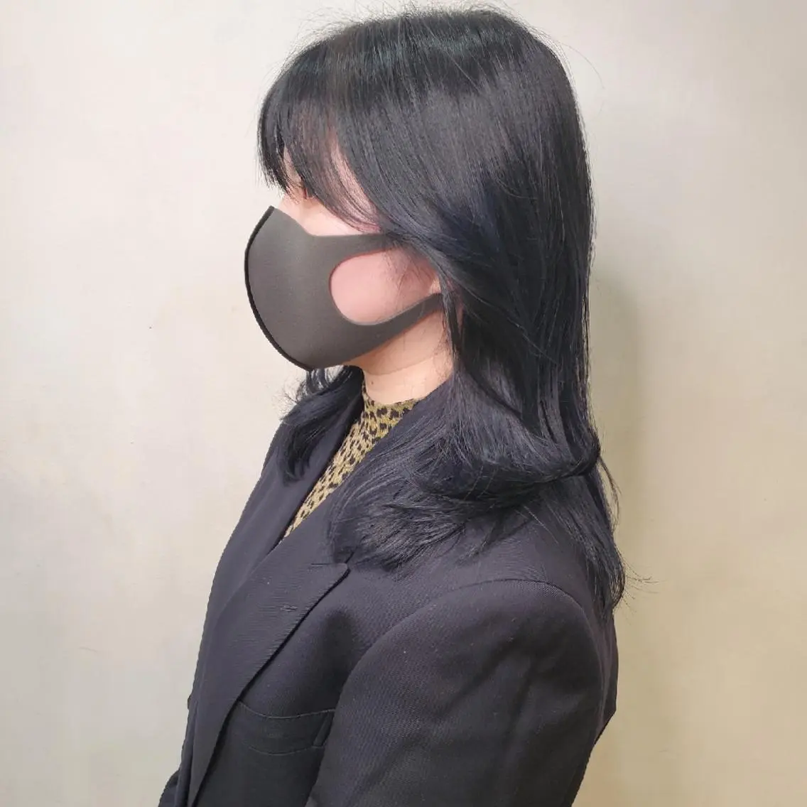 ミディアム カラー 黒髪 ブルーカラー ブルーブラック 韓国レイヤー suzuのヘアスタイル