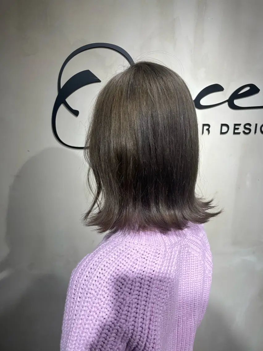 ミディアム カラー ベージュカラー ブリーチ グレージュ 艶感/レイヤーカット 🌐Taketoのヘアスタイル