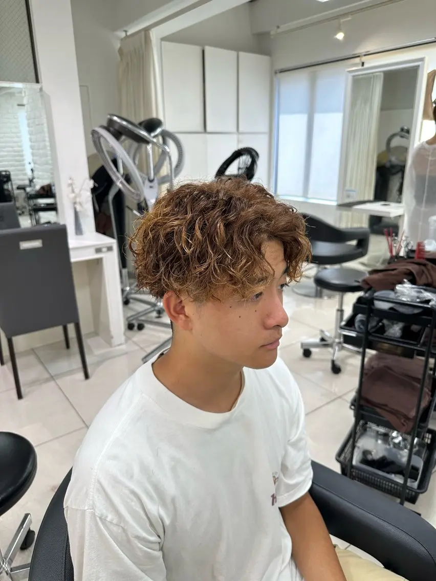 カラー パーマ メンズ センターパート ブラウンカラー カット ヘアカラー パーマ トリートメント フェザーパーマ職人 🪶ryosukeのヘアスタイル