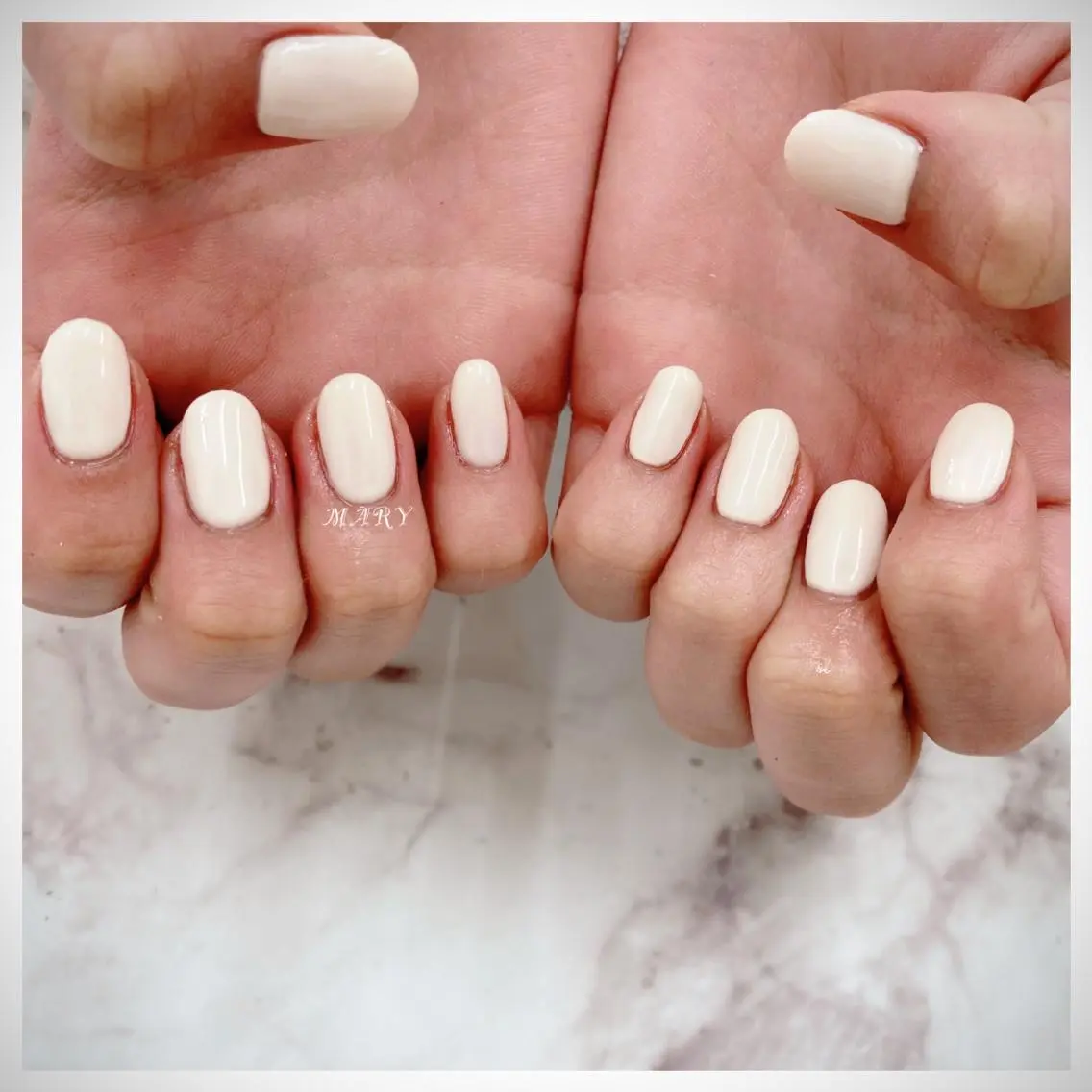 ネイル ニュアンスネイル オフィスネイル ワンカラーネイル シンプルネイル ホワイト ハンドネイル Mary nail .narumiのネイルデザイン