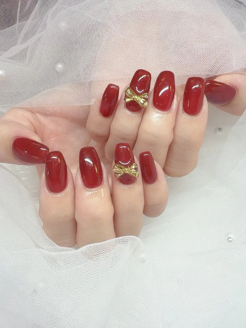 ネイル ワンカラーネイル 赤色 リボン 冬ネイル クリスマス ハンドネイル teddybear nailsのネイルデザイン