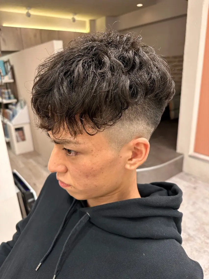ショート メンズ スペインカール ボブ、レイヤー、 ハイトーン、古淵のヘアスタイル