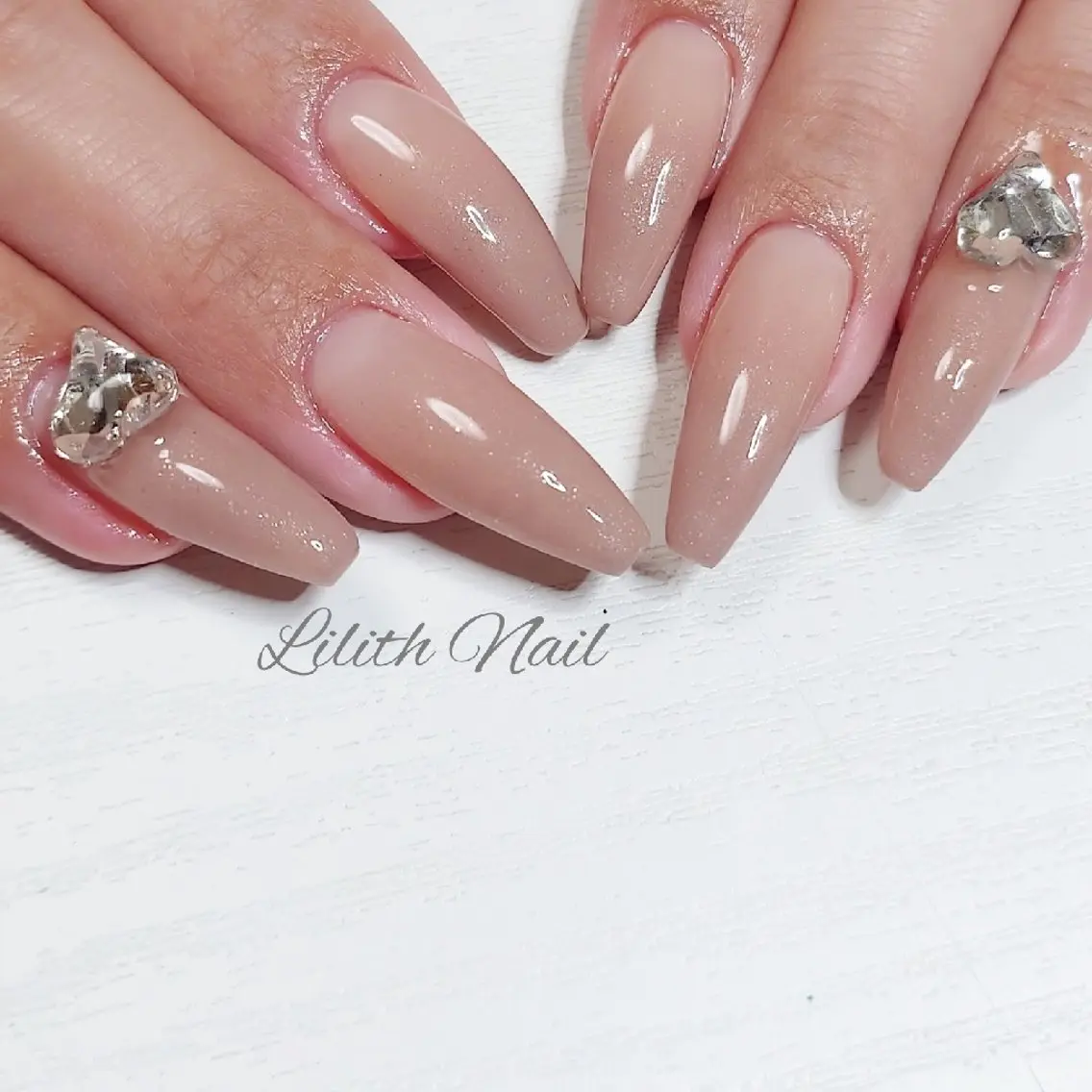 ネイル ストーンネイル ハンドネイル Lilith Nailのネイルデザイン