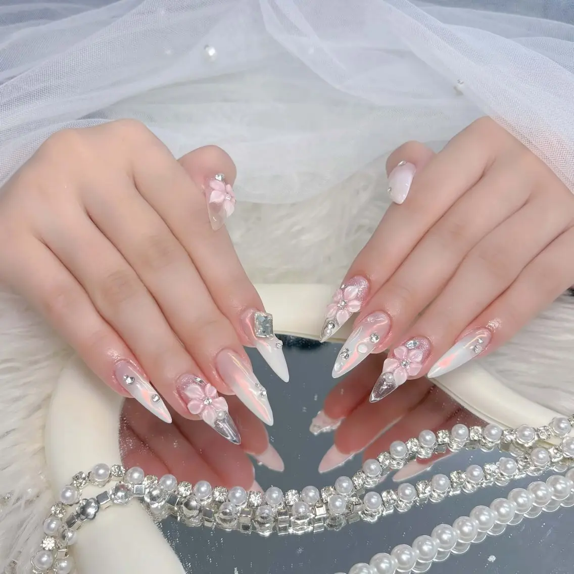 ネイル ジェルネイル キラキラネイル 韓国ネイル 持ち込み ワンホンネイル ハンドネイル ハンドケア Nova Nailのネイルデザイン