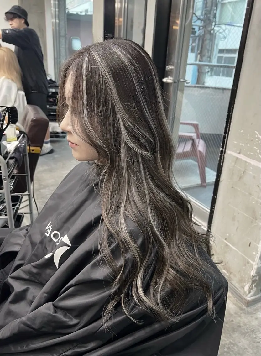 ロング カラー グレージュ ハイライトカラー ハイライト ヘアカラー トリートメント 指名数No.1 /NAOYAのヘアスタイル