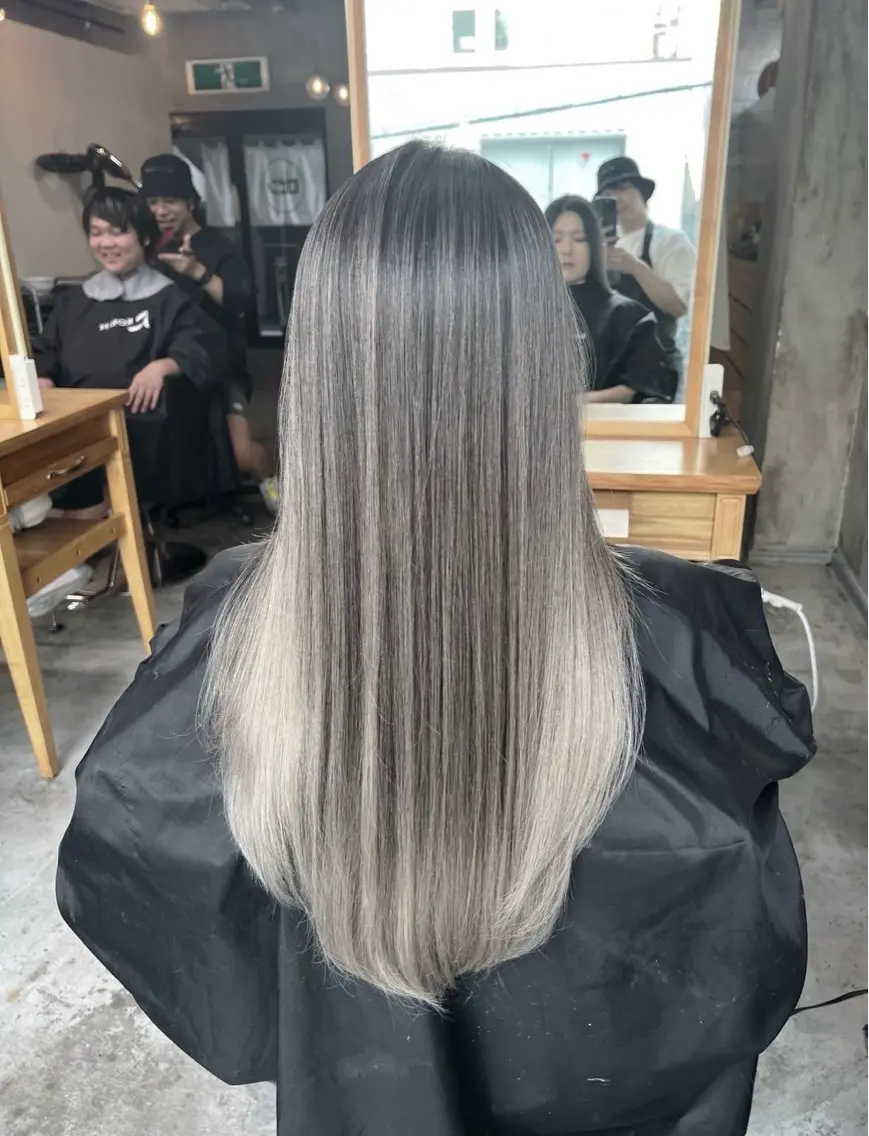 ロング カラー バレイヤージュ シルバー ホワイトシルバー レイヤーカット 指名数No.1 /NAOYAのヘアスタイル