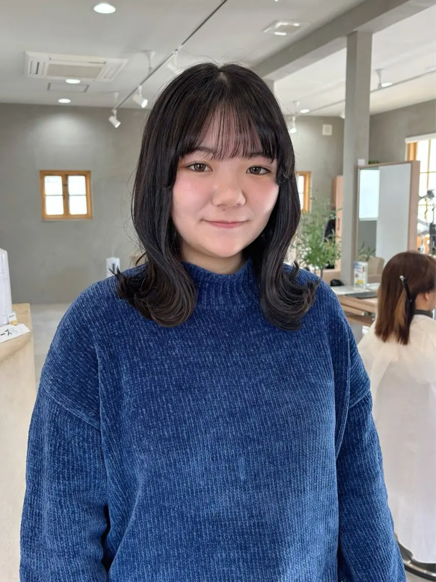ミディアム 外ハネヘア カット 真弓 理沙/艶カラーのヘアスタイル