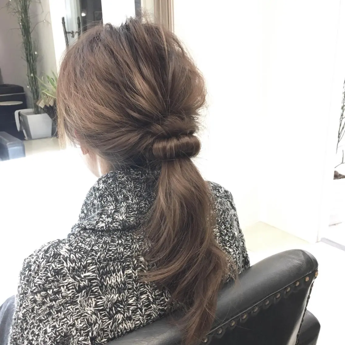 セミロング ロング カラー ヘアアレンジ ポニーテール グレージュ 西川 ヒロキのヘアスタイル