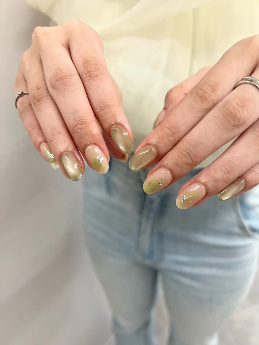 ネイル チークネイル ジェルネイル グリーン マグネットネイル ニュアンスネイル ハンドネイル ハンドケア Bana_ Nailのネイルデザイン