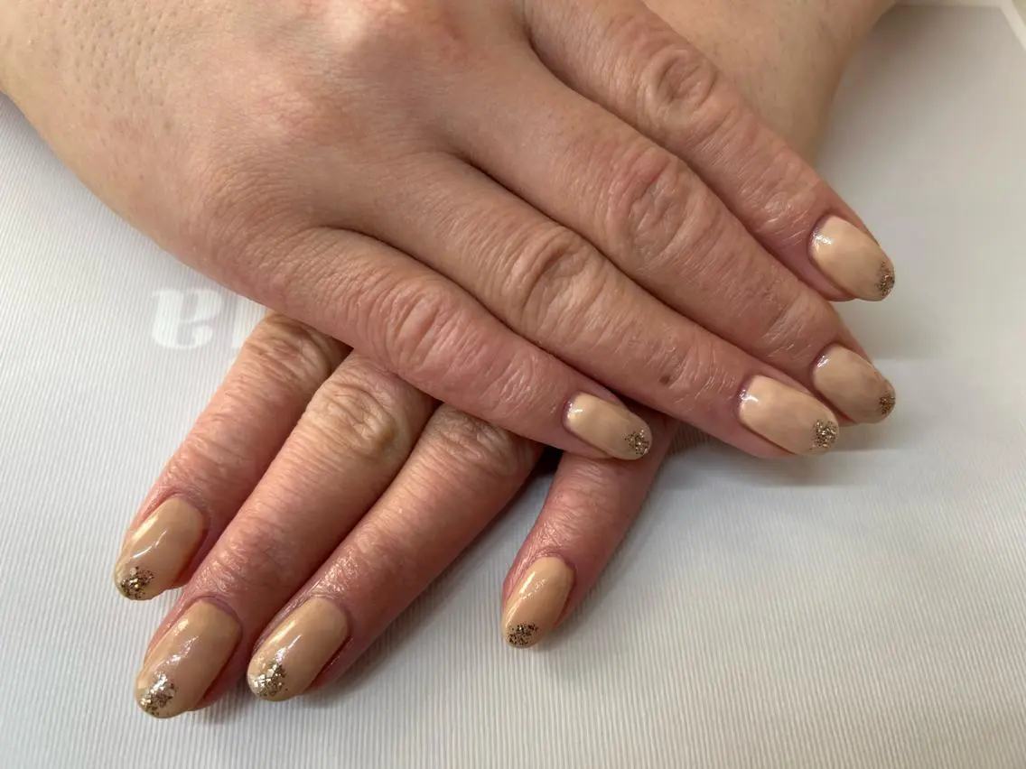 ネイル ゴールド ラメ(グリッター) オフィスネイル ワンカラーネイル N.plus NaiLのネイルデザイン