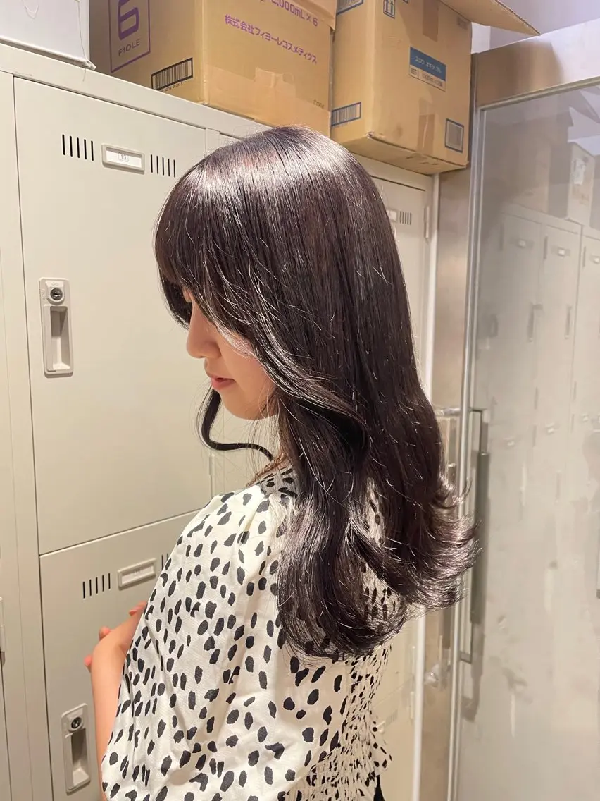 セミロング カラー 抜け感レイヤー︴ ニュアンスカラーのヘアスタイル