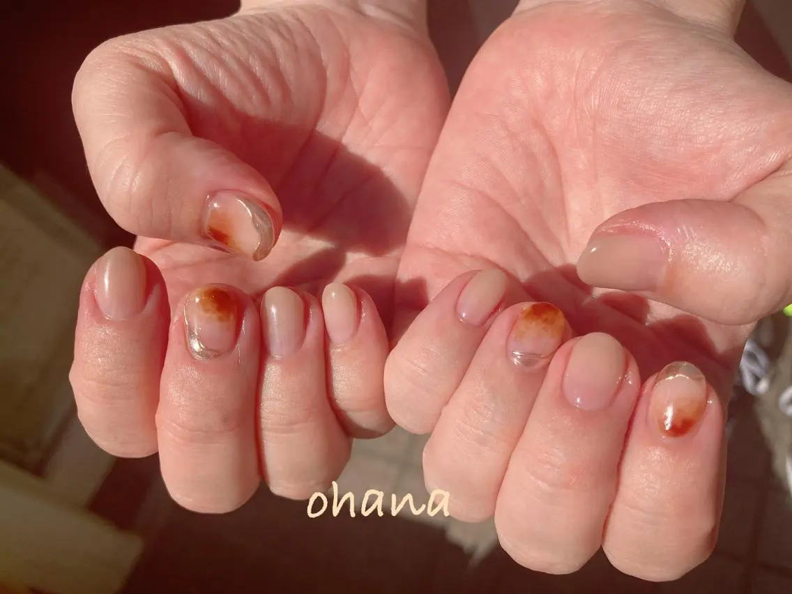 ネイル オーロラネイル べっ甲ネイル ボルドー 長さ出し フットネイル nailroom OHANA🌴のネイルデザイン