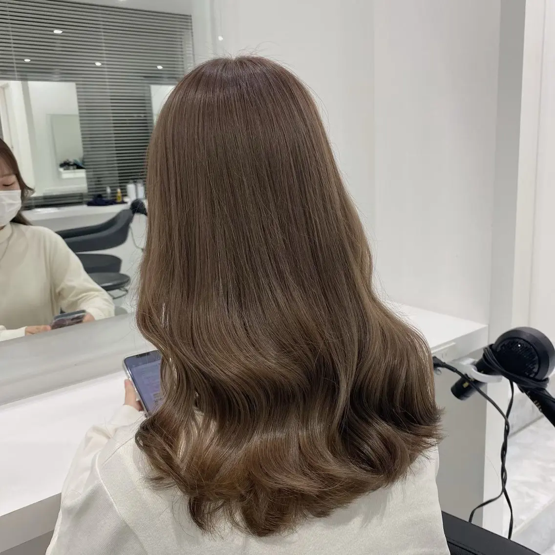 セミロング カラー ヘアアレンジ 🫧モテる💗ダメー ジレスハイトーン🫧のヘアスタイル
