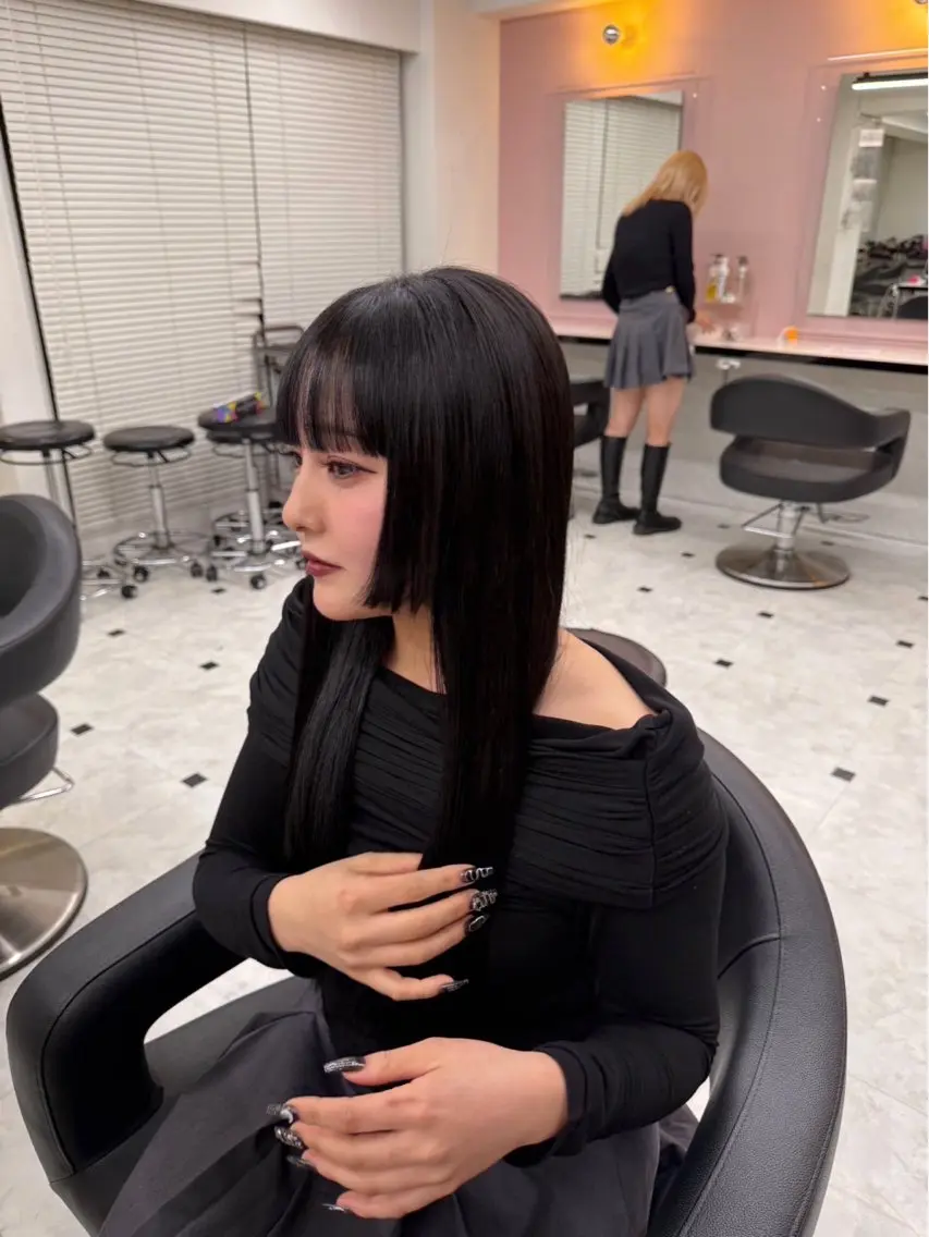 ロング カラー 黒髪 ブルーカラー ブルーブラック 透明感カラー 韓国風グレージュ 🤍たくみ🤍のヘアスタイル
