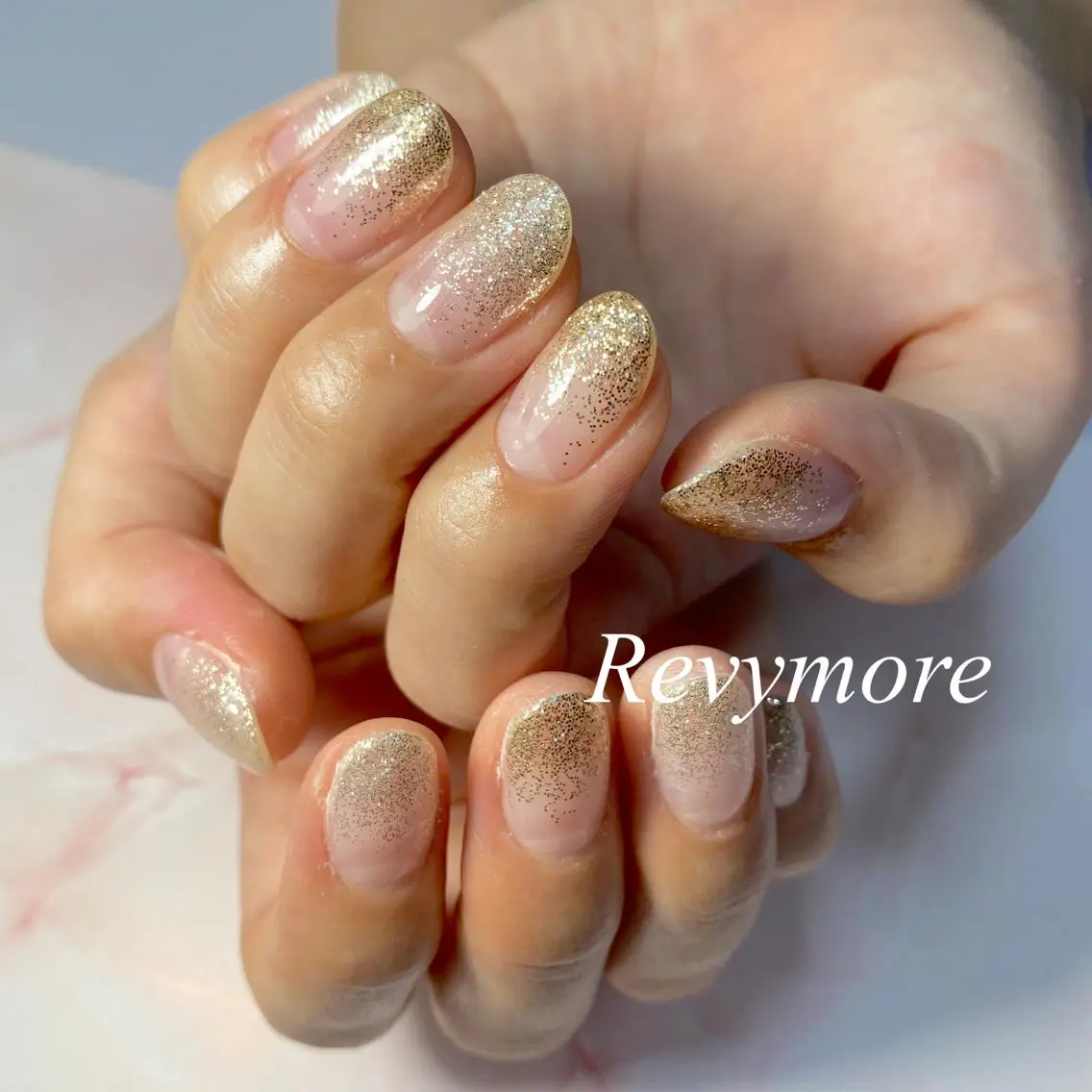 ショート ネイル ジェルネイル ゴールド ラメ(グリッター) ラメグラデーション ワンカラーネイル nail salon Revymoreのネイルデザイン