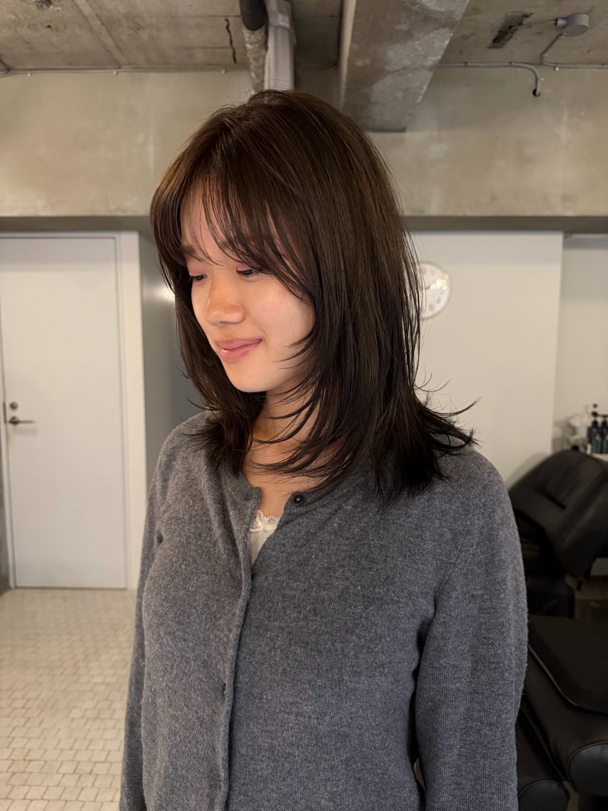 ミディアム カラー グレージュ レイヤーカット ヘアカラー 中野 こころのヘアスタイル