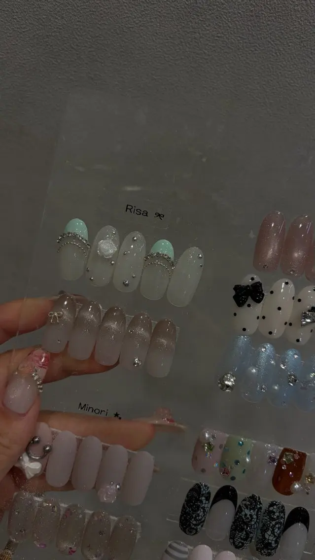 ネイル ハンドネイル 𝑟𝑖𝑠𝑎 🕯‎🤍のネイルデザイン