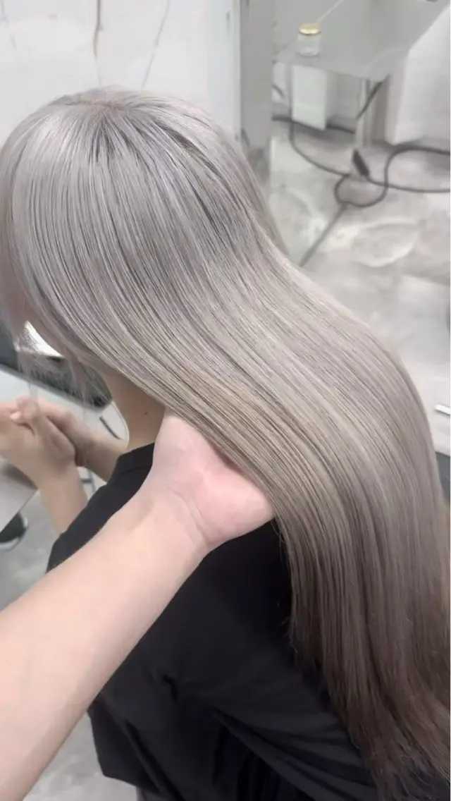 ロング ヘアカラー トリートメント カナ：ホワイトカラー /ピンクカラー‎のヘアスタイル