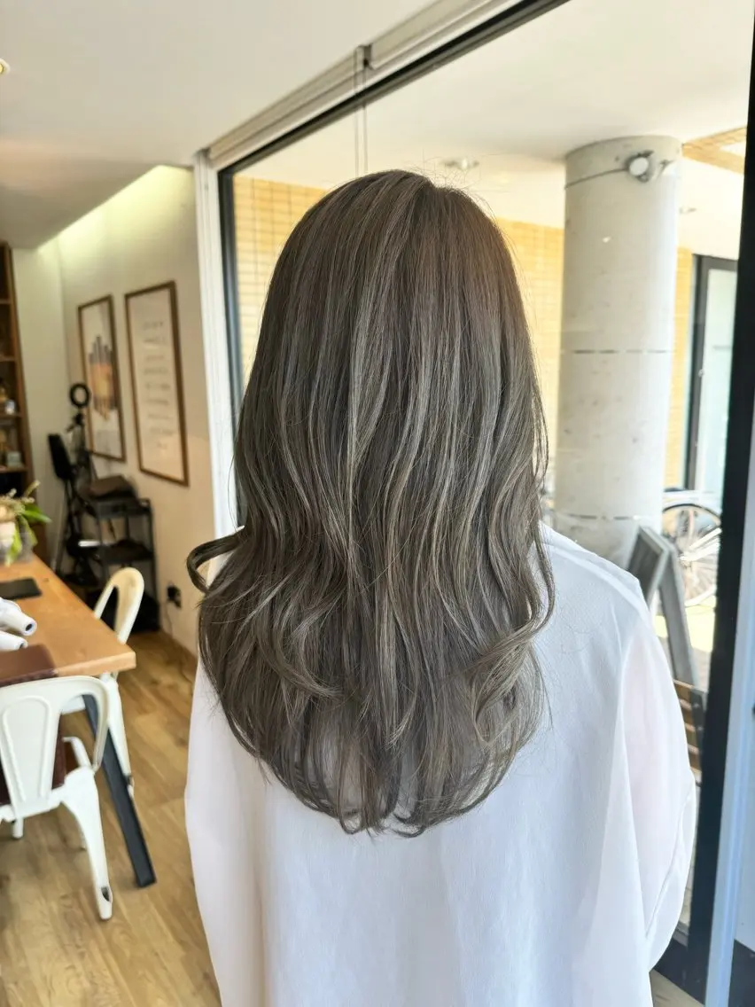 ロング カラー グレージュ オリーブグレージュ オリーブグレー ヘアカラー トリートメント ツキダテ ユイのヘアスタイル