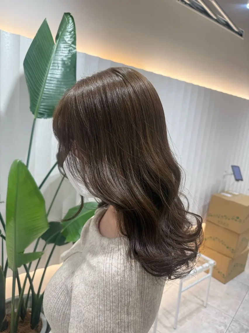 ロング カラー ベージュカラー オリーブベージュ ヘアカラー トリートメント ラベンダー💜 グレージュ🩶のヘアスタイル