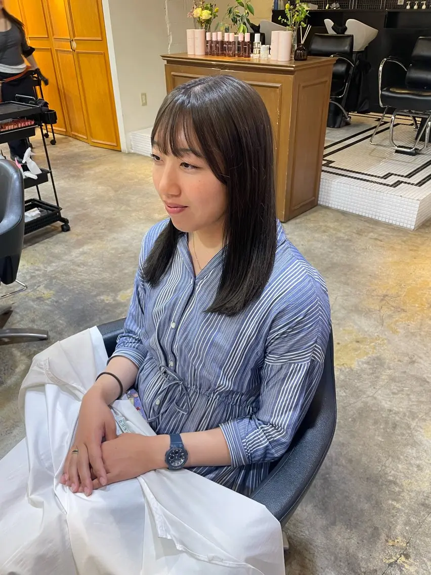 セミロング カラー アッシュ アッシュグレー ブリーチ MIOベージュカラー 柔らかいカラーのヘアスタイル