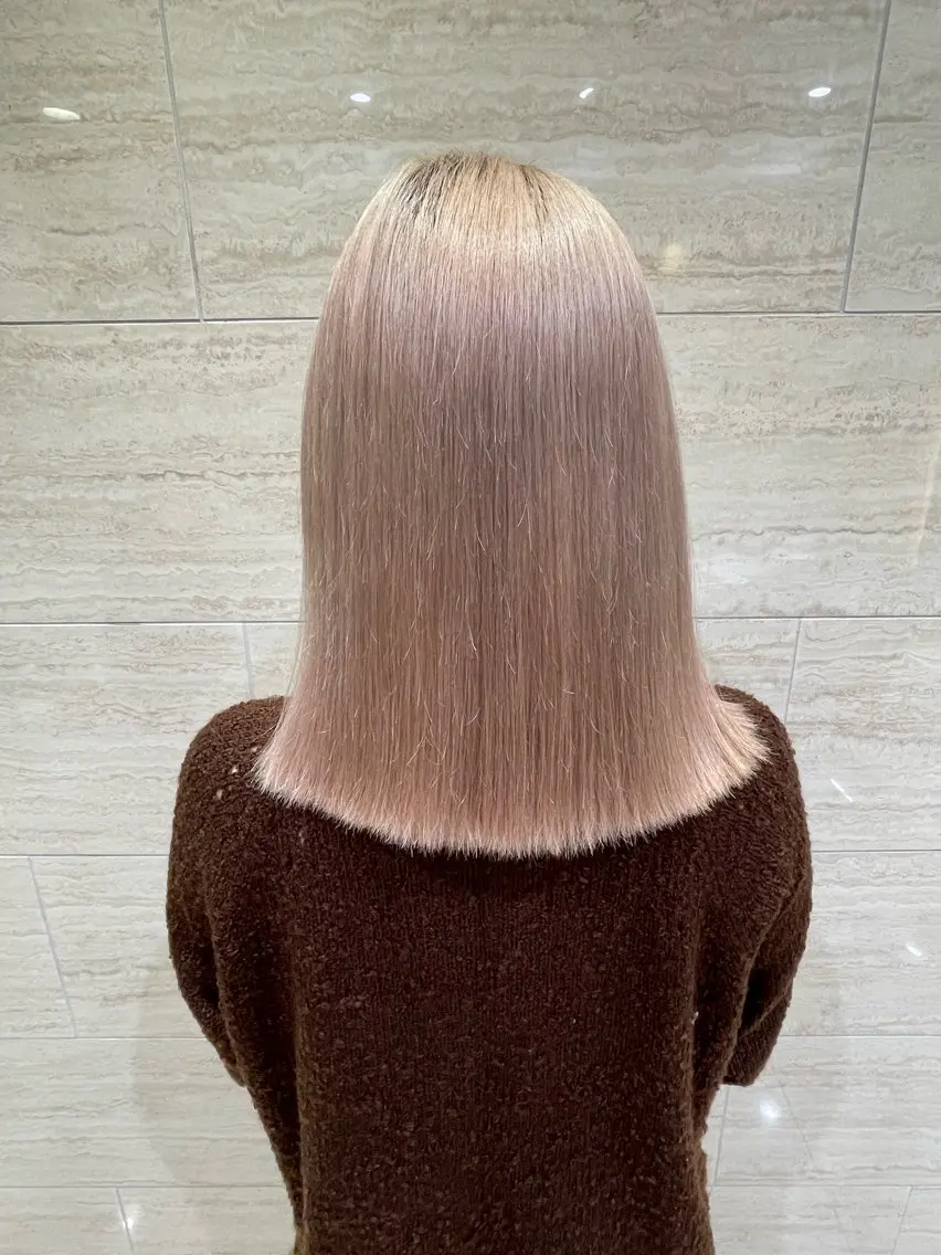 ミディアム カラー アッシュ アッシュグレー ベージュカラー ブリーチ ブロンド 【きらめき屋さん🎀 ハイトーン大和🎀】のヘアスタイル