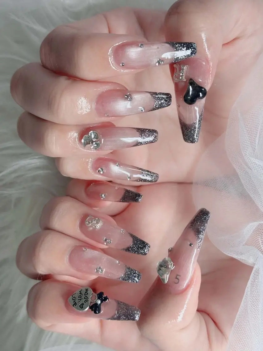 ネイル チークネイル フレンチネイル キラキラネイル 韓国ネイル マグネットネイル ハンドネイル yuuna hbabynailのネイルデザイン