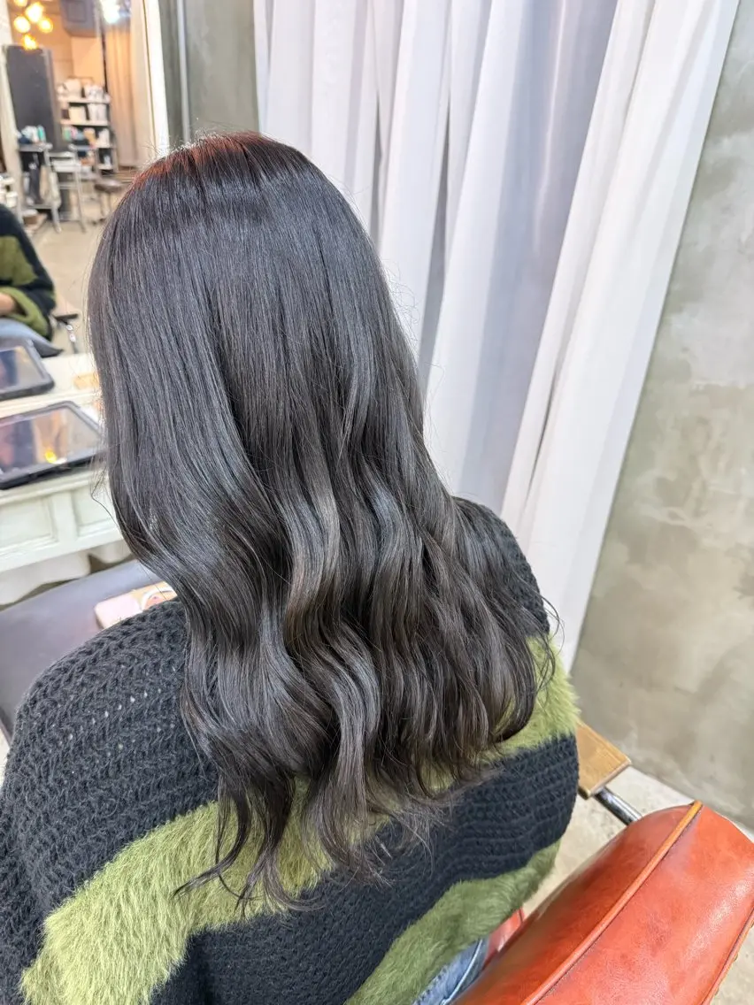 ロング カラー アッシュ アッシュグレー ブリーチ グレージュ ヘアカラー トリートメント 三條 朋香のヘアスタイル