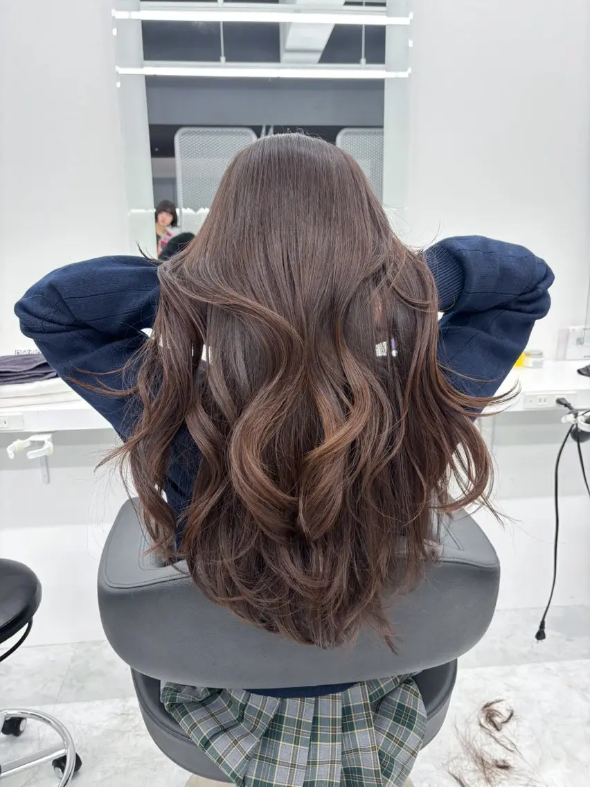 セミロング 抜け感レイヤー︴ ニュアンスカラーのヘアスタイル