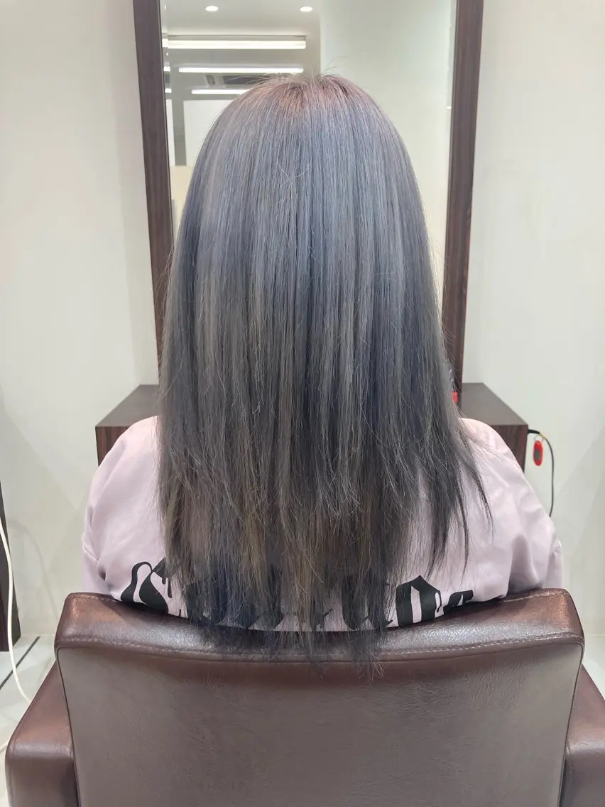 ロング カラー シルバー ヘアカラー トリートメント Ryu/ハイトーン/ レイヤーカットのヘアスタイル