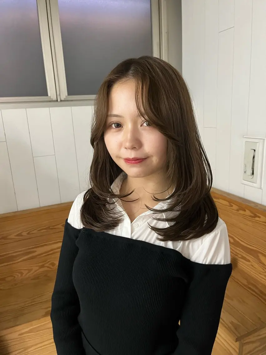 セミロング カラー 岡藤 里菜のヘアスタイル