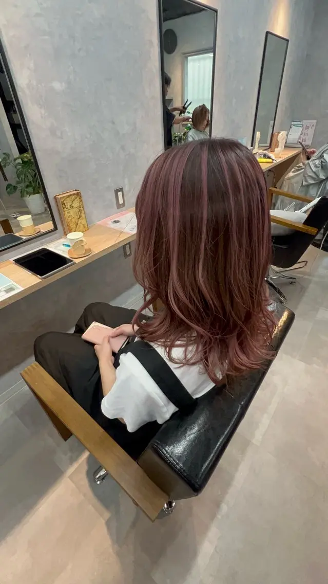 セミロング ヘアカラー motoトップカラー リスト/ブリーチカラのヘアスタイル