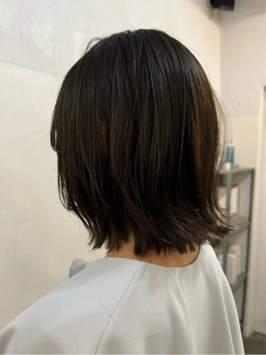 ミディアム カット ヘアカラー 顔まわりレイヤー 透明感カラー🩵🩵のヘアスタイル