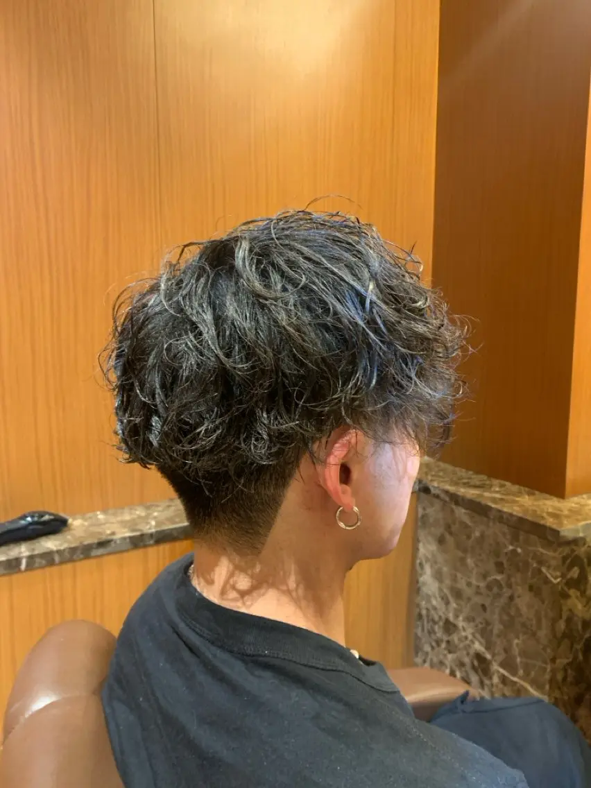 ミディアム パーマ メンズ ミディアムパーマ メンズパーマ ツーブロック 刈り上げ 杉本 翔希のヘアスタイル