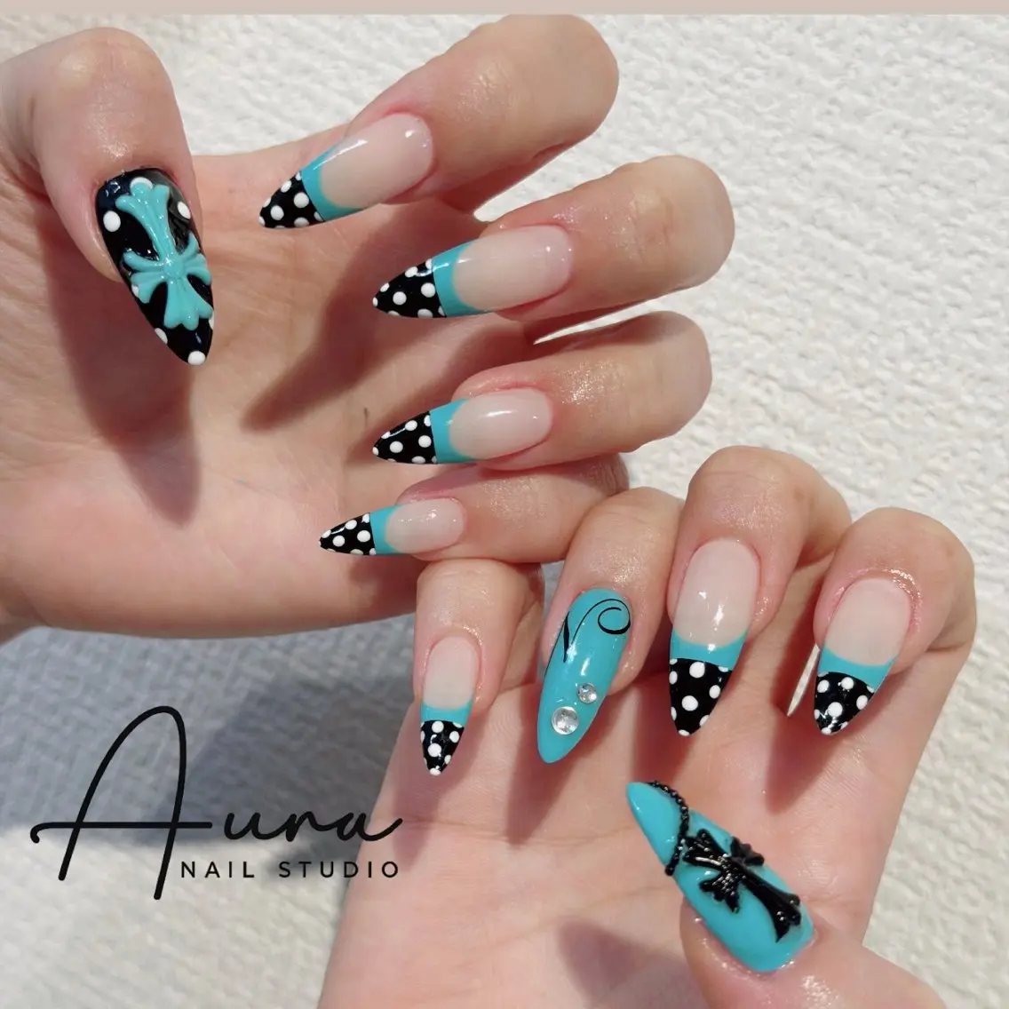 ネイル ブルー ドット フラワーネイル フレンチネイル ジェルネイル ハンドネイル Aura Nail Studioのネイルデザイン