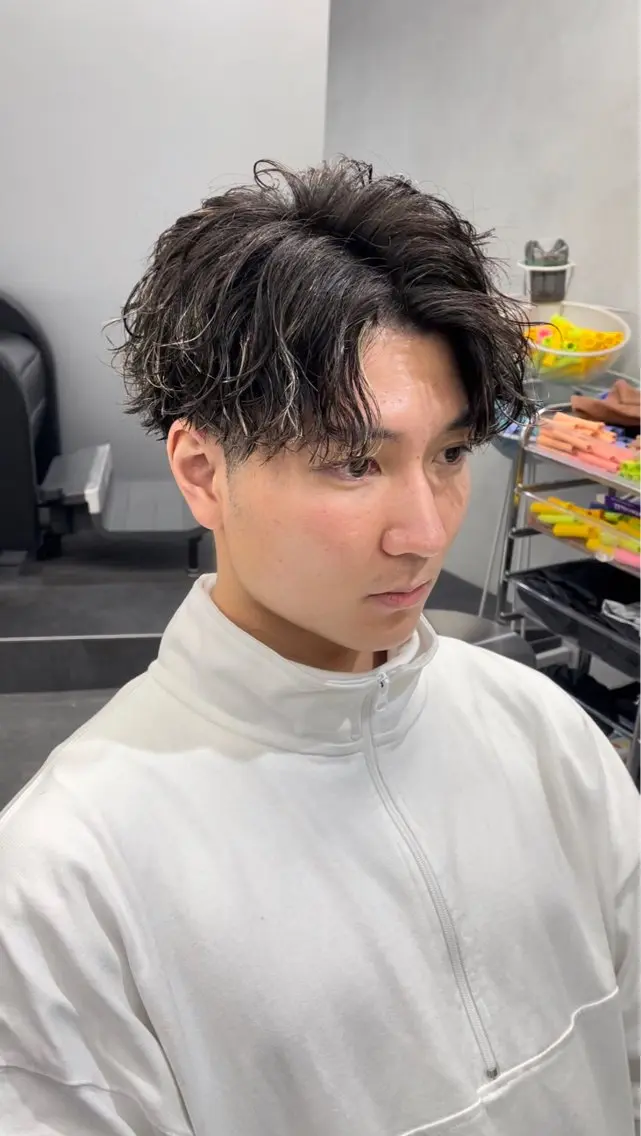 カラー メンズ メンズハイライト メンズパーマ ハイライトカラー fifth リュウセイのヘアスタイル
